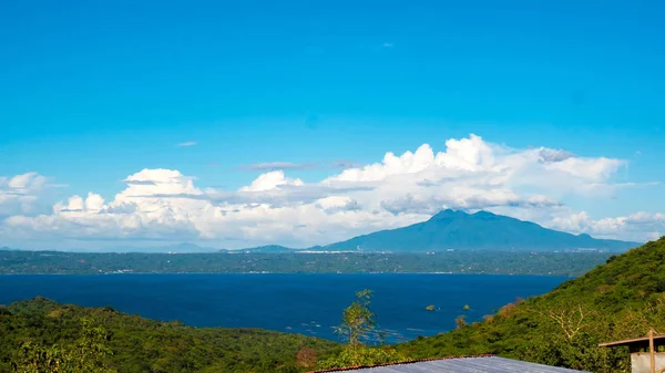 Schilderachtig landschap van het meer taal — Stockfoto