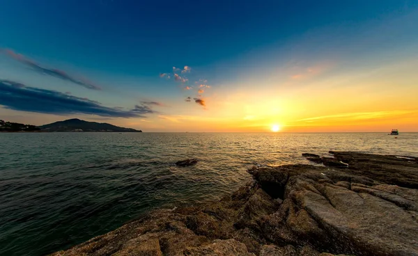 Zachód słońca na skałach plaży Surin, Phuket, Tajlandia — Zdjęcie stockowe