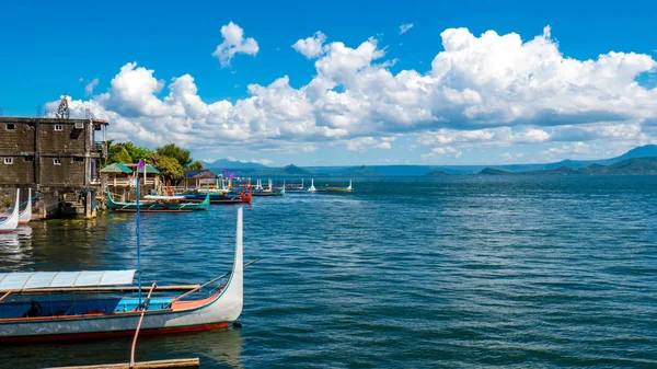 Boote schaukeln auf den Wellen des Lake Taal auf den Philippinen — Stockfoto