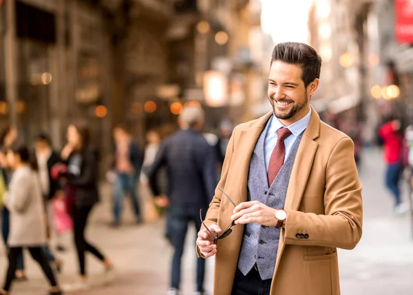 Een elegante man die op straat loopt — Stockfoto