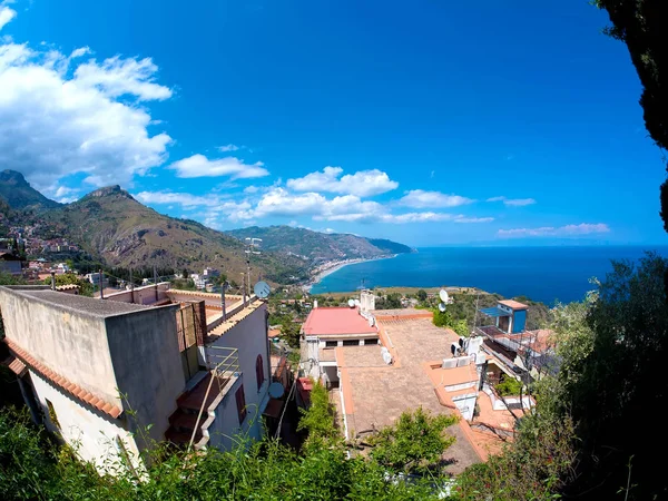 Θέα των μεσογειακών σπιτιών στην ακτή της Ταορμίνα, Σικελία — Φωτογραφία Αρχείου