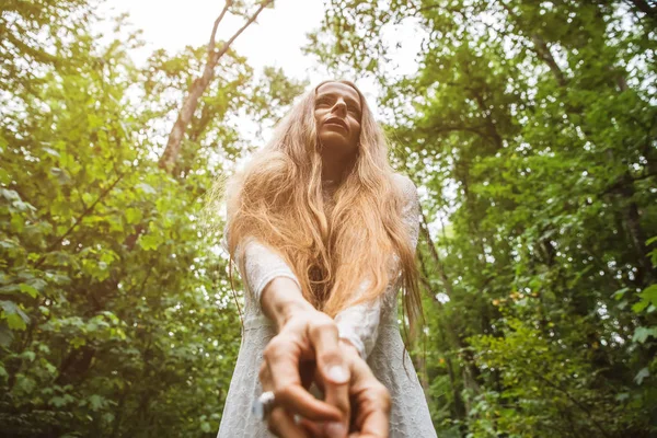Una mujer de pie posando en el bosque — Foto de Stock