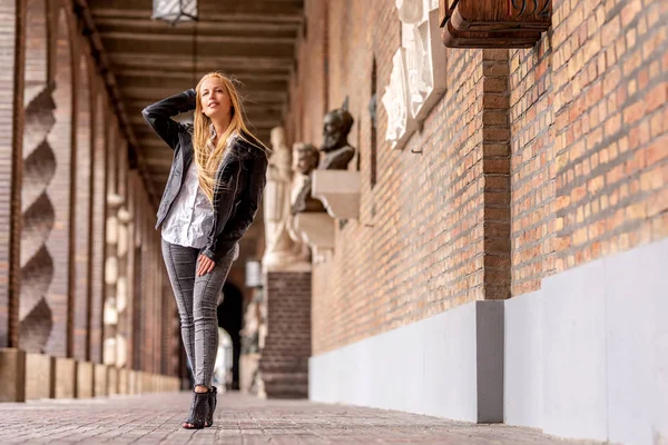 Una mujer caminando por el callejón de un edificio histórico —  Fotos de Stock