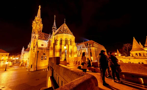 Personer som besöker Fishermans Bastion i Budapest — Stockfoto