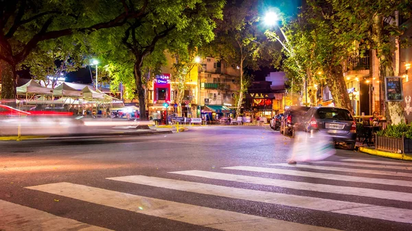 Vista de una calle de Buenos Aires por la noche — Foto de Stock