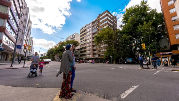 Visa på trafik i Montevideo — Stockfoto