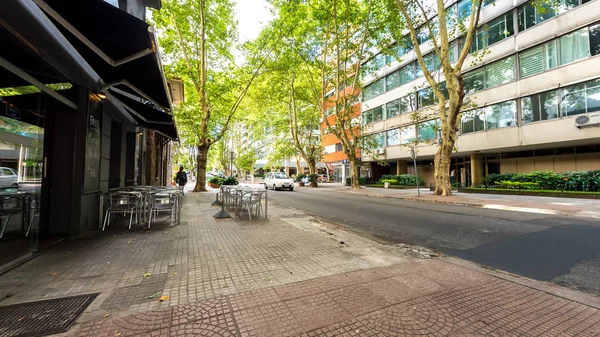 Visa på trafik i Pocitos i Montevideo — Stockfoto