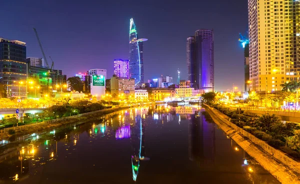 Uitzicht op de rivier en de skyline in Ho Chi Minh-stad 's nachts — Stockfoto