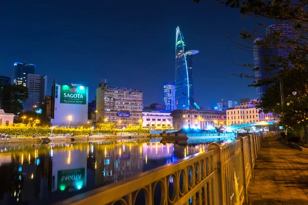 Uitzicht op de rivier en de skyline in Ho Chi Minh-stad 's nachts — Stockfoto