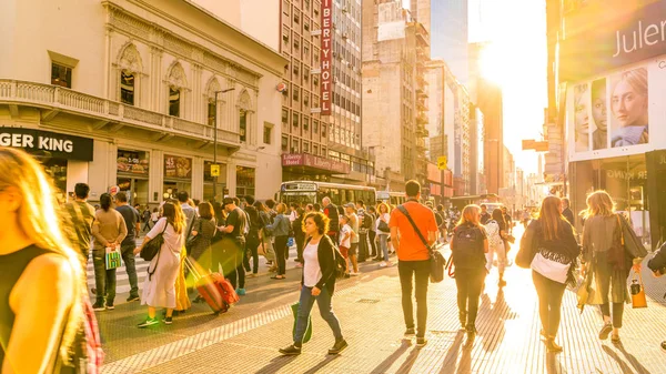 Vue sur les gens qui passent au centre-ville de Buenos Aires — Photo