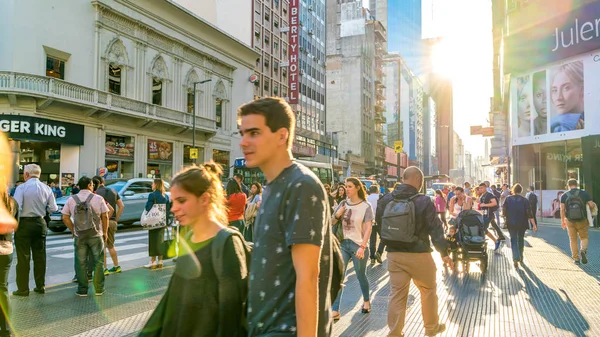 Vue sur les gens qui passent au centre-ville de Buenos Aires — Photo