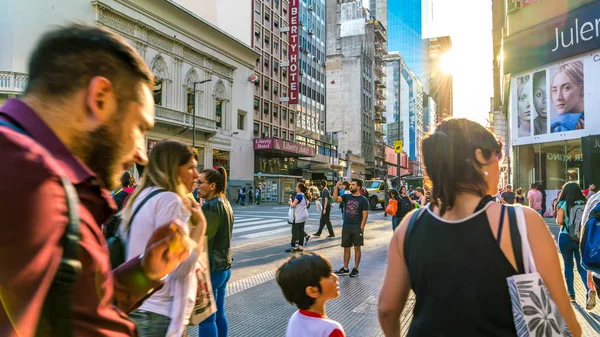 Vista de la gente que pasa por el centro de Buenos Aires — Foto de Stock