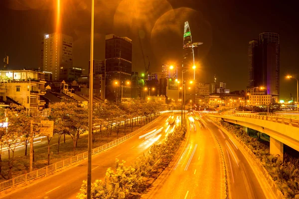 Vista del tráfico en Ciudad Ho Chi Minh por la noche — Foto de Stock