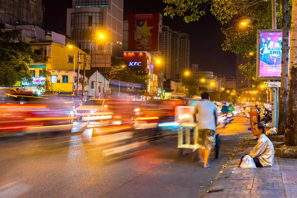Vista di una strada notturna trafficata a Ho Chi Minh City — Foto Stock