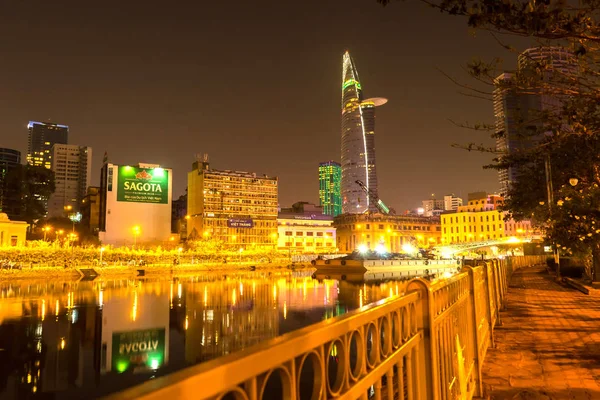 Uitzicht op de rivier en de skyline in Ho Chi Minh-stad 's nachts — Stockfoto