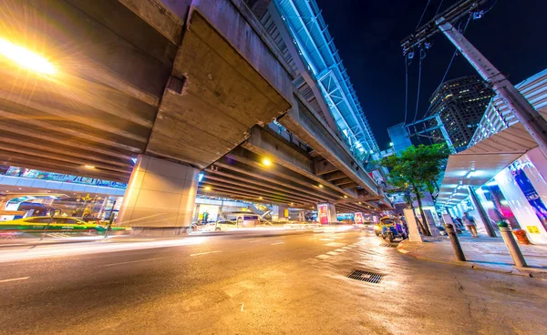 Verkeer op Bangkok straten in de binnenstad bij nacht — Stockfoto