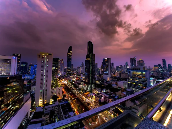 Skyline von Bangkok in der Abenddämmerung — Stockfoto