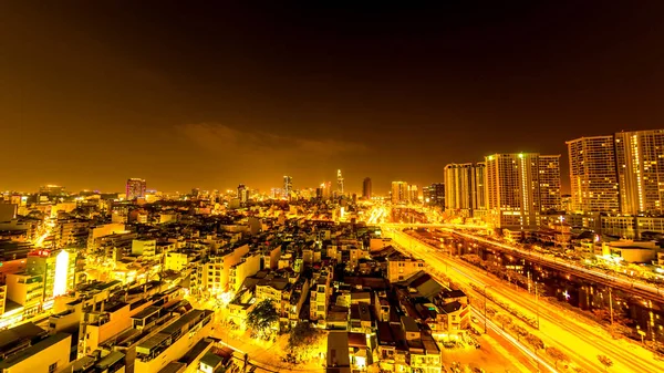 Näkymä horisonttiin Ho Chi Minh City yöllä — kuvapankkivalokuva