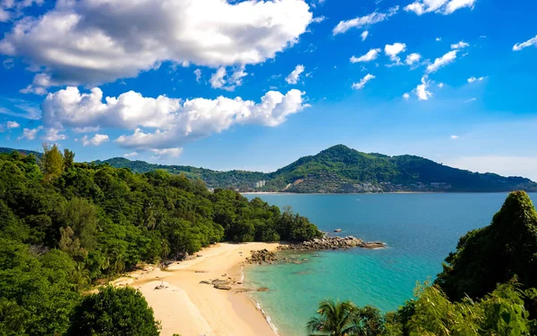 View on an idyllic exotic coast on a sunny day in Thailand — Stock Photo, Image