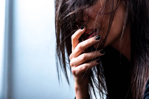 Dunkle Stimmung Porträt einer Frau, während sie auf einem Sofa liegt — Stockfoto