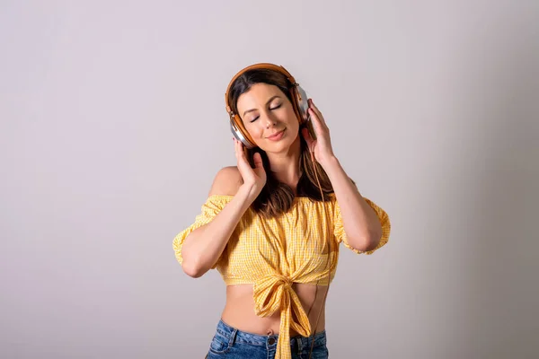 A woman listening to music and enjoying it — Stock Photo, Image