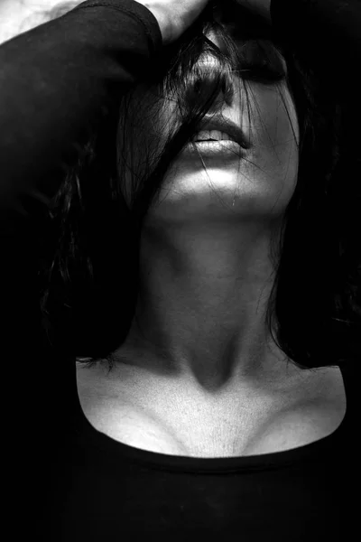 Mörkt humör porträtt av en kvinna när du ligger på en soffa — Stockfoto