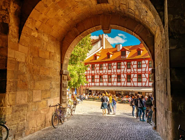 Улица средневекового города Нюрнберг в Германии — стоковое фото