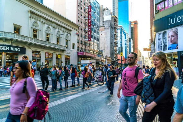 Vista sobre as pessoas que passam no centro de Buenos Aires — Fotografia de Stock