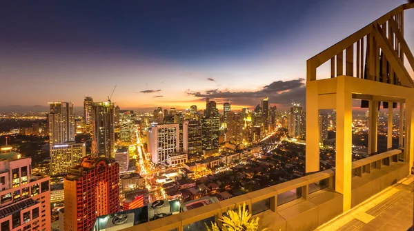Day to night transition over the skyline in Manila — Stock Photo, Image