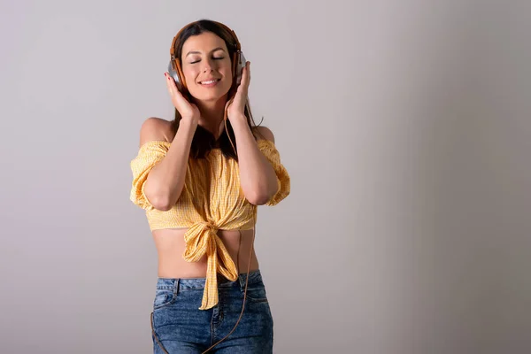 A woman listening to music and enjoying it — Stock Photo, Image