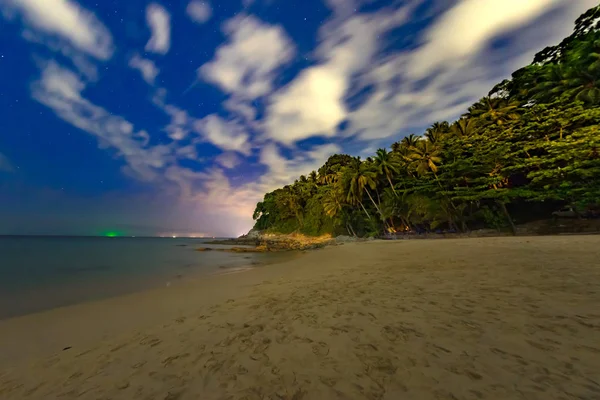 Spektakulärer nächtlicher Blick auf surin beach in phuket, thailand — Stockfoto