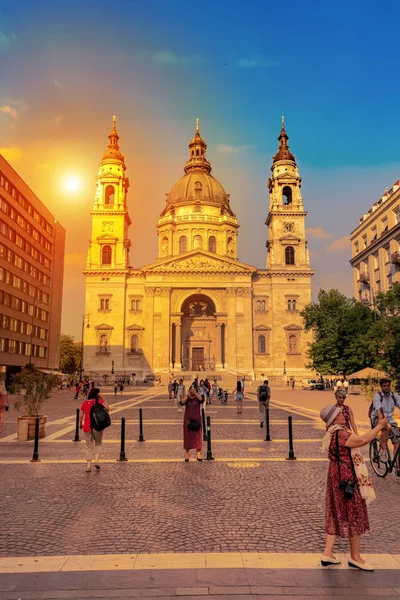 Katedrála v Budapešti během západu slunce — Stock fotografie