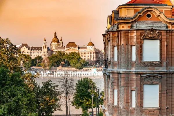 Blick über Budapest und das Parlament — Stockfoto