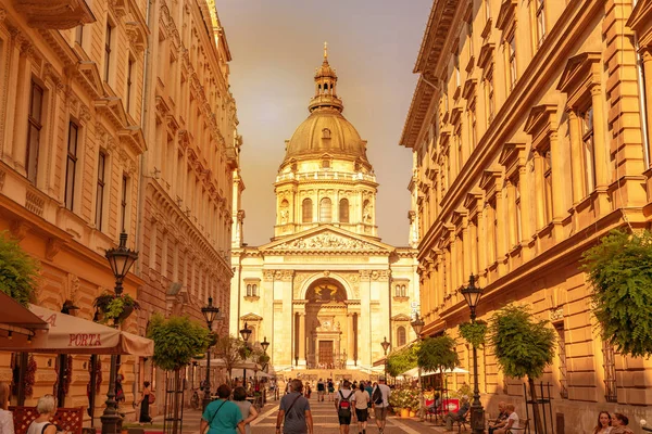 Katedrála v Budapešti během západu slunce — Stock fotografie