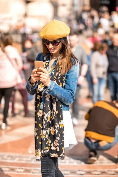 Μια γυναίκα χρησιμοποιεί το smartphone της στην πεζοδρομημένη ζώνη — Φωτογραφία Αρχείου