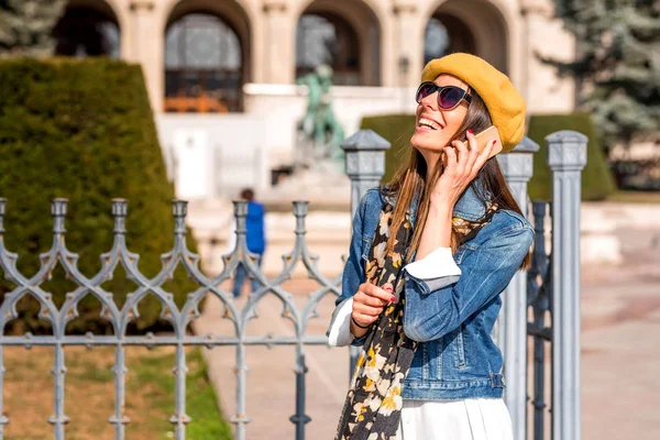 Uma mulher falando em seu telefone durante uma viagem de turismo — Fotografia de Stock