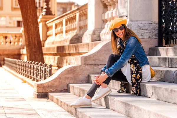 Una mujer sentada en las escaleras — Foto de Stock