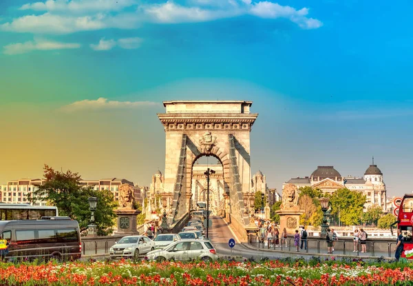 Die berühmte kettenbrücke im zentrum von budapest, ungarisch — Stockfoto
