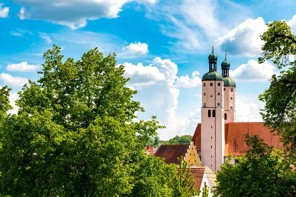 Widok na wieże kościelne w Wemding, Niemcy — Zdjęcie stockowe