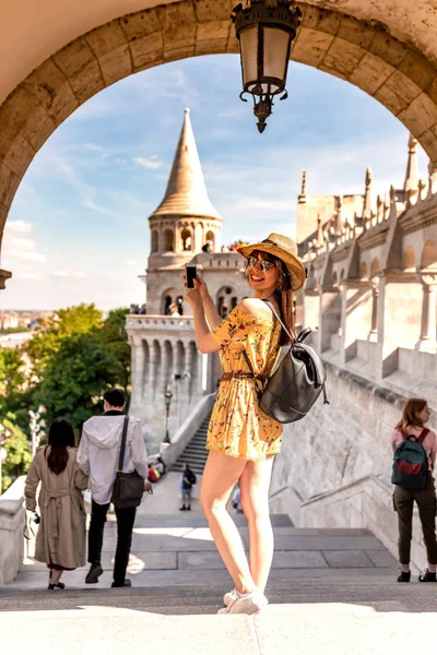 Een jonge vrouw geniet van haar reis naar het kasteel van Boedapest — Stockfoto