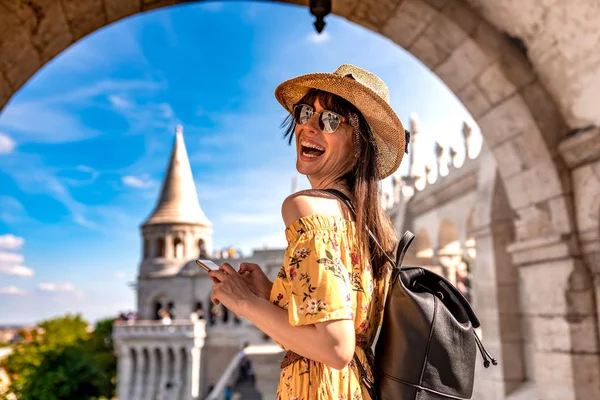 Eine junge Frau genießt ihren Ausflug zum Budapester Schloss — Stockfoto