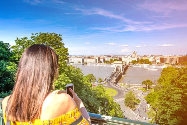 Una joven tomando fotos de Budapest — Foto de Stock