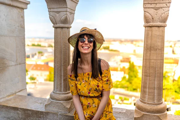 Μια ευτυχισμένη νεαρή γυναίκα που απολαμβάνει το ταξίδι της στο κάστρο της Βουδαπέστης — Φωτογραφία Αρχείου