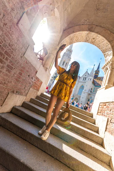 ブダペストの城でセルフィーを撮る若い女性 — ストック写真