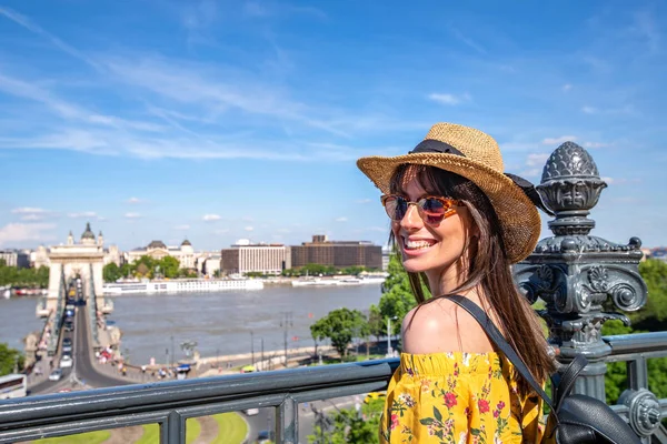 Una mujer feliz disfrutando de un viaje a Budapest en Hungría —  Fotos de Stock