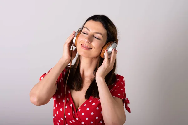 Eine Frau, die Musik hört und sie genießt — Stockfoto