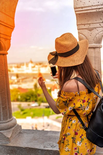 Una hermosa mujer tomando fotos de Budapest — Foto de Stock