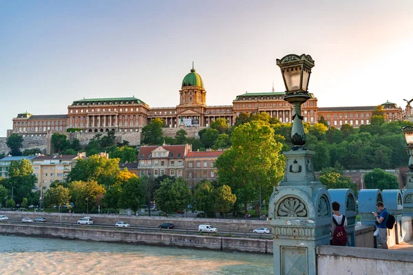 Pohled na hrad Budapešť během západu slunce — Stock fotografie