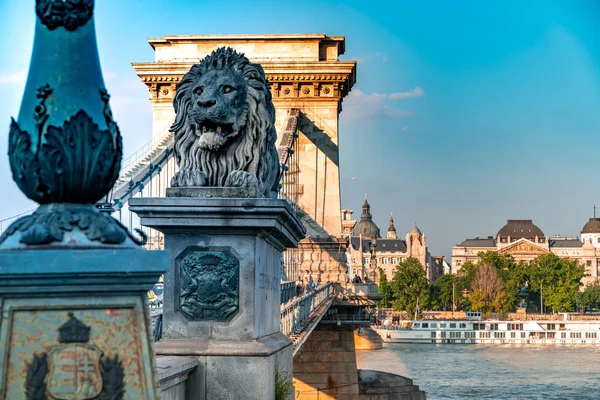 View on the famous Chain Bridge in Budapest, Hungary — Stock Photo, Image