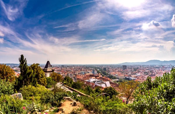 Uitzicht op de klokkentoren in Graz in Oostenrijk — Stockfoto